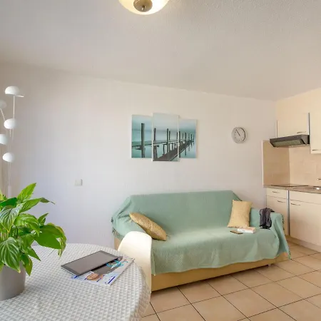 Climatise Avec Terrasse, A 50m De La Et Proche Commerces, Gare Et Centre-ville. - Fr-1-466a-9 * Сен-Рафаэль